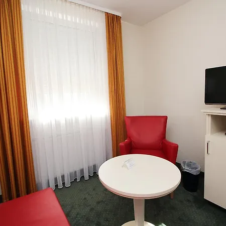 Leopold Hotel 3*